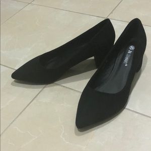 New black pumps never worn